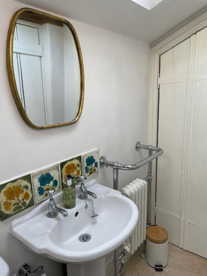Hebe Cottage - Idyllic And Homely With Attention To Detail Atworth Exterior photo