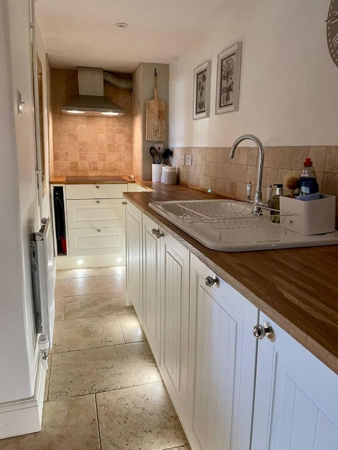 Hebe Cottage - Idyllic And Homely With Attention To Detail Atworth Exterior photo