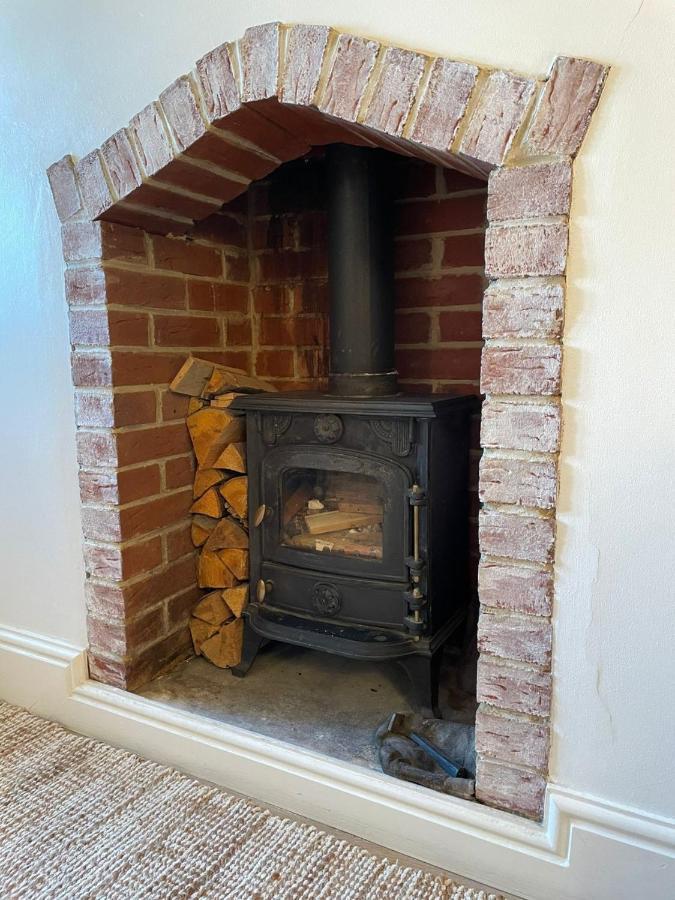 Hebe Cottage - Idyllic And Homely With Attention To Detail Atworth Exterior photo