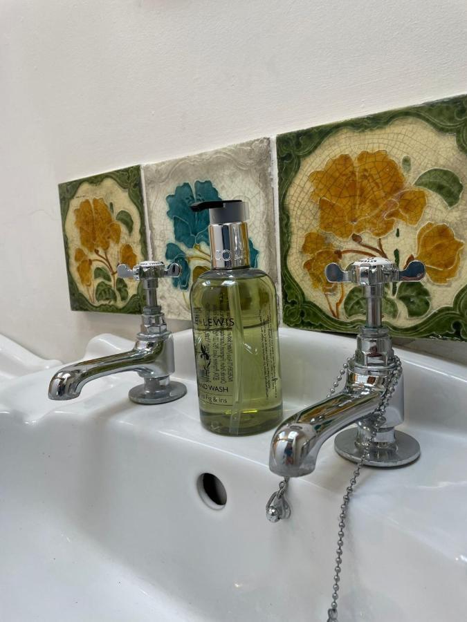 Hebe Cottage - Idyllic And Homely With Attention To Detail Atworth Exterior photo